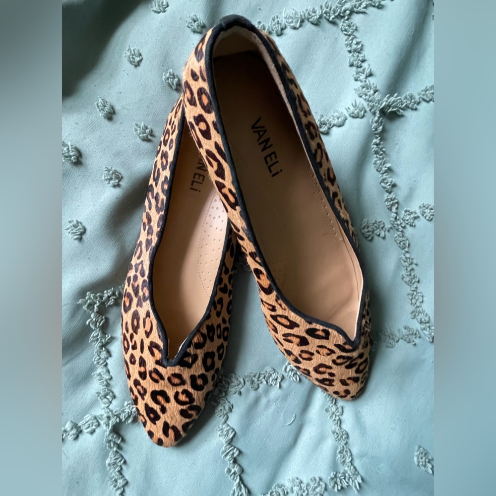 Like New Women’s Cheetah Print Vaneli Ganet Flats - Size 9.5